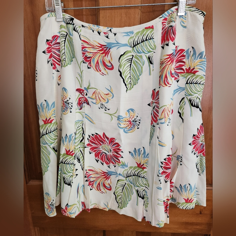 NINE WEST Floral Tropical Pleated Skirt, Size 10. Like new condition, smoke free